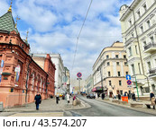 Улица Большая Дмитровка в Москве весной в облачную погоду. Редакционное фото, фотограф Овчинникова Ирина / Фотобанк Лори