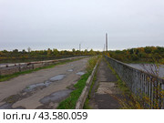 Заброшенный автомобильный мост через реку Волхов, использующийся в качестве пешеходного, город Волхов, Ленинградская область (2018 год). Стоковое фото, фотограф Алексей Иванов / Фотобанк Лори