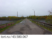 Заброшенный автомобильный мост через реку Волхов, использующийся в качестве пешеходного, город Волхов, Ленинградская область (2018 год). Стоковое фото, фотограф Алексей Иванов / Фотобанк Лори