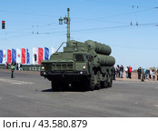 С-400 «Триумф» — российский зенитный ракетный комплекс (ЗРК), на фоне Петропавловской крепости, едет на репетицию парада Победы. Санкт-Петербург (2024 год). Редакционное фото, фотограф Сергей Афанасьев / Фотобанк Лори