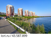 Город Иркутск. Жилой комплекс "Новый город-8" на берегу реки Ангары. Улица Верхняя Набережная (2024 год). Стоковое фото, фотограф Александр Тараканов / Фотобанк Лори
