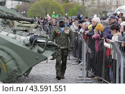 Москва военный в орденах  на выставке подбитой военной техники во время проведения СВО на Украине (2024 год). Редакционное фото, фотограф Дмитрий Неумоин / Фотобанк Лори