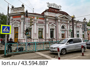 Старинное здание аптеки. Город Иркутск. Улица Дзержинского, дом 34 (2024 год). Редакционное фото, фотограф Александр Тараканов / Фотобанк Лори