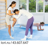 Young woman in self-defense class practicing head hold with knee strikes to face. Стоковое фото, фотограф Яков Филимонов / Фотобанк Лори