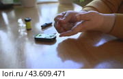 Senior woman makes blood glucose test. Стоковое видео, видеограф Мария Паина / Фотобанк Лори