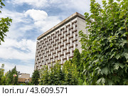 Яркое модернистское здание многоэтажного корпуса санатория "Родник" на горе Машук (2024 год). Редакционное фото, фотограф Сергей Сергеев / Фотобанк Лори