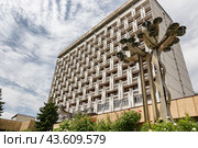 Яркое модернистское здание многоэтажного корпуса санатория "Родник" на горе Машук (2024 год). Редакционное фото, фотограф Сергей Сергеев / Фотобанк Лори