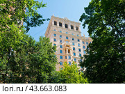 Дом преподавателей МГУ. Ломоносовский проспект, дом 14. Москва (2024 год). Редакционное фото, фотограф E. O. / Фотобанк Лори