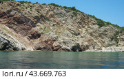 Flysch is a series of marine sedimentary rocks that are predominantly clastic in origin and are characterized by the alternation of several lithological layers. Balkans, Montenegro Canj Bar Adriatic (2024 год). Стоковое видео, видеограф Юлия Петровская / Фотобанк Лори
