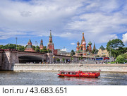 Прогулочный кораблик, Большой Москворецкий мост и Кремль, Москва-река, Москва (2024 год). Редакционное фото, фотограф Baturina Yuliya / Фотобанк Лори