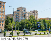 Вид на Дом преподавателей МГУ. Ломоносовский проспект, 14. Москва. Россия (2024 год). Редакционное фото, фотограф E. O. / Фотобанк Лори
