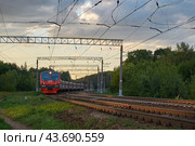Электропоезд ЭД4М движется по маршруту Москва - Домодедово. Павелецкое направление РЖД. Стоковое фото, фотограф Rashpil / Фотобанк Лори