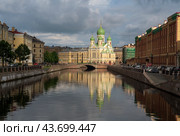 View of Saint Isidore's (Isidorovskaya) Church against the background of the Mogilev Bridge over the Griboyedov Canal on a sunny summer day, St. Petersburg, Russia. Стоковое фото, фотограф Ula Ulachka / Фотобанк Лори