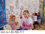 Дети раскрашивают фломастерами. Акция "Лето с ГТО". Астрахань (2024 год). Редакционное фото, фотограф Дмитрий Николаев / Фотобанк Лори