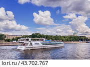 Прогулочный кораблик Рэдиссон, парк Зарядье, парящий мост и Кремль, Москва-река, Москва (2024 год). Редакционное фото, фотограф Baturina Yuliya / Фотобанк Лори