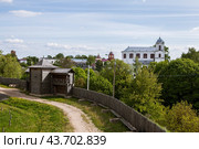 Замковая гора. Реконструкция исторической застройки XII-XIV в с видом на наблюдательную башню, Кармелитский костёл(справа) и церковь Силуана Афонского(слева). Мстиславль, Могилевская область. Беларусь (2024 год). Стоковое фото, фотограф Сергей Афанасьев / Фотобанк Лори
