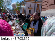 Освящение приношений на улице (2024 год). Редакционное фото, фотограф Пучков Андрей Александрович / Фотобанк Лори