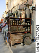 Старый рынок Сук Вакиф  (Souq Waqif)  Доха, Катар. Лавка торговца посудой. (2024 год). Редакционное фото, фотограф Ольга Коркина / Фотобанк Лори