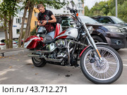 Harley Davidson motorcycles on the city street (2024 год). Редакционное фото, фотограф Андрей Иванов / Фотобанк Лори