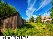 Деревянный сарай на пустыре в городской черте (2024 год). Редакционное фото, фотограф Илья Старков / Фотобанк Лори