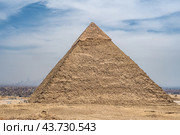 General view of pyramids from the Giza Plato. Pyramid of Khafre the second largest ancient Egyptian pyramid. Located next to the Great Sphinx, as well as the pyramids of Cheops Khufu on Giza Plateau. (2021 год). Стоковое фото, фотограф Павел Муравьев / Фотобанк Лори