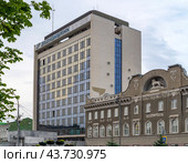 Экономбанк и торговый дом Бендера. Город Саратов. Россия. Июль 2024. Редакционное фото, фотограф Владимир Макеев / Фотобанк Лори