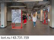 Архивные фото советского периода на стендах. Помещения с временной выставкой «Фильтр времени». Бизнес-центр в здании канатного цеха бывшего завода «Красный гвоздильщик». (2024 год). Редакционное фото, фотограф Румянцева Наталия / Фотобанк Лори