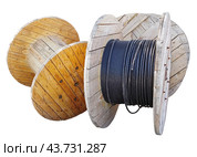 Деревянная катушка для кабеля на белом фоне. Wooden cable coil isolated on white background. Стоковое фото, фотограф Татьяна Д / Фотобанк Лори