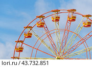 Аттракцион кольцо обозрения на фоне голубого неба. Ferris wheel with space for text. Стоковое фото, фотограф Татьяна Д / Фотобанк Лори