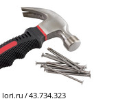 Молоток и гвозди на белом фоне. Hammer and nails on a white background. Стоковое фото, фотограф Татьяна Д / Фотобанк Лори