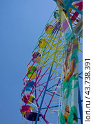 Аттракцион кольцо обозрения на фоне голубого неба. Ferris wheel in the summer morning. Стоковое фото, фотограф Татьяна Д / Фотобанк Лори
