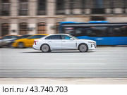 Hongqi H5 rushing on the city road. White Hongqi Ousado sedan car moving on the street. Редакционное фото, фотограф Константин Григорьев / Фотобанк Лори