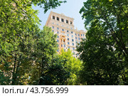 Дом преподавателей МГУ. Ломоносовский проспект,  14. Москва. Россия (2024 год). Редакционное фото, фотограф E. O. / Фотобанк Лори