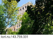 Дом преподавателей МГУ. Ломоносовский проспект,  14. Москва (2024 год). Редакционное фото, фотограф E. O. / Фотобанк Лори