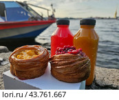 Слоеная выпечка и ягодные морсы. Стоковое фото, фотограф Марина Володько / Фотобанк Лори