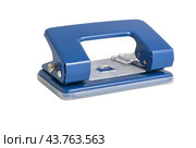 Металлический дырокол, изолированный на белом фоне. Blue office puncher on white background. Стоковое фото, фотограф Татьяна Д / Фотобанк Лори