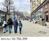 Семья с детьми идет по Тверской улице мимо дома № 4 в марте. Россия, город Москва. Редакционное фото, фотограф Овчинникова Ирина / Фотобанк Лори