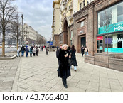 Люди идут по Тверской улице мимо дома № 4 в марте. Россия, город Москва. Редакционное фото, фотограф Овчинникова Ирина / Фотобанк Лори