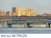 Электропоезд метро переезжает Смоленский метромост над Москвой-рекой. Бородинский мост на заднем плане. Город Москва (2024 год). Редакционное фото, фотограф Румянцева Наталия / Фотобанк Лори