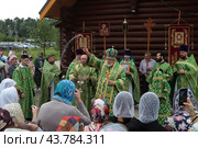 Крестный ход в престольный праздник Серафимовского храма Балашихи (2024 год). Редакционное фото, фотограф Дмитрий Неумоин / Фотобанк Лори