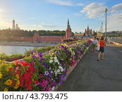 Bolshoy Moskvoretsky Bridge in summer day (2024 год). Редакционное фото, фотограф Саблин Станислав / Фотобанк Лори