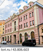 Улица Некрасова, дом 14 А. Летний день. Санкт-Петербург (2024 год). Редакционное фото, фотограф E. O. / Фотобанк Лори