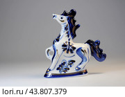 Русские народные промыслы. Гжель. Фигурка Лошадь (Конь) крупным планом. Редакционное фото, фотограф Татьяна Костенко / Фотобанк Лори