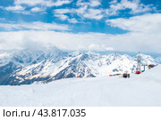 A picturesque view of the rocky white peaks of the mountains of the North Caucasus range from the snow-covered slope of Mount Elbrus. Caucasus. Стоковое фото, фотограф Константин Лабунский / Фотобанк Лори