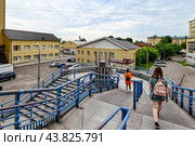 Город Красноярск. Пешеходный виадук через улицу Партизана Железняка (2024 год). Редакционное фото, фотограф Александр Тараканов / Фотобанк Лори