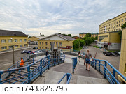 Город Красноярск. Пешеходный виадук через улицу Партизана Железняка (2024 год). Редакционное фото, фотограф Александр Тараканов / Фотобанк Лори