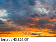 Красивое небо. Серые и оранжевые облака на закате. Стоковое фото, фотограф E. O. / Фотобанк Лори