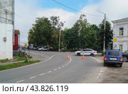 Полицейский автомобиль перекрыл движение по дороге. День города Мстера 3-го августа 2024 года. Редакционное фото, фотограф Сергей Овчинников / Фотобанк Лори
