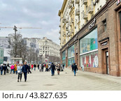 Люди идут по Тверской улице мимо дома № 4 в марте. Россия, город Москва. Редакционное фото, фотограф Овчинникова Ирина / Фотобанк Лори