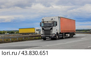 Trucks moving on a highway bend. Стоковое фото, фотограф Юрий Бизгаймер / Фотобанк Лори